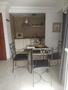 cocina con mesa y sillas en una habitación en Apartamento Balcón de Europa 2A, en Nerja