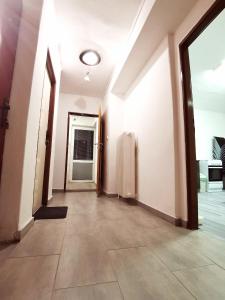 um corredor vazio com uma porta para um quarto em DIAMOND house em Brezno