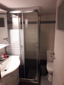 łazienka z prysznicem i toaletą w obiekcie Koukaki Apt 5 min walk to Acropolis w Atenach +22 zdjęcia