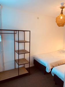 - une chambre avec 2 lits et une étagère dans l'établissement Appartement 1 aan het strand met hond, à Zoutelande