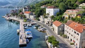 Vue aérienne d'une ville avec des bateaux dans l'eau dans l'établissement Apartments Bella Vista, à Kotor