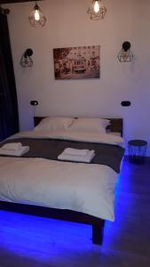 Кровать или кровати в номере Loft апартаменти в центрі Львова