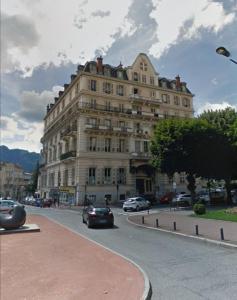un grand bâtiment sur le côté d'une rue dans l'établissement Studio indépendant centre ville Aix les bains, à Aix-les-Bains