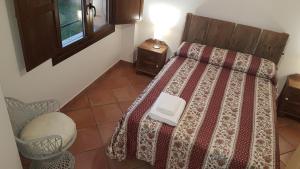 a small bedroom with a bed with a box on it at Apartamentos Plan Dulcis in Buera