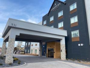 un hotel con un edificio negro con garaje en Country Inn & Suites by Radisson, Oklahoma City - Bricktown, OK, en Oklahoma City