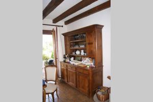 uma cozinha com um grande armário de madeira num quarto em Lullaby House - Large, full comfort 5 star chalet house in the Vosges em Ramonchamp