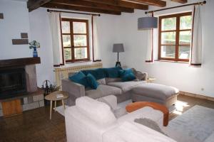 uma sala de estar com dois sofás e uma lareira em Lullaby House - Large, full comfort 5 star chalet house in the Vosges em Ramonchamp