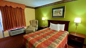 Un pat sau paturi într-o cameră la Thomasville Inn