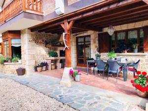 una casa con patio arredato con tavolo e sedie di Caserio Arrigorri excelente ubicación jardín con barbacoa 14 plazas a Murgia
