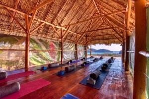 Habitación grande con un montón de esterillas de yoga en Eden on the Chocolata, en San Juan del Sur
