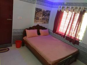 un letto in una camera con due cuscini sopra di Sri Priya Lodge a Dharmapuri