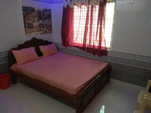 DharmapuriにあるSri Priya Lodgeの窓付きの客室の小さなベッド1台分です。