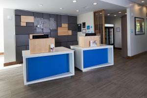 Ο χώρος του λόμπι ή της ρεσεψιόν στο Holiday Inn Express & Suites Alpena - Downtown, an IHG Hotel