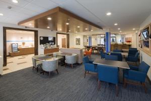 Ο χώρος του lounge ή του μπαρ στο Holiday Inn Express & Suites Alpena - Downtown, an IHG Hotel