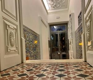 an empty hallway with a door and a tile floor at TOP Coimbra in Coimbra