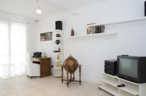 a living room with a tv and a table at B&B Marostica in Marostica