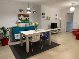 een keuken en een woonkamer met een tafel en stoelen bij San Pedro Family Beach in Puerto de la Cruz