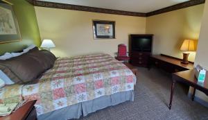 Un pat sau paturi într-o cameră la Thomasville Inn