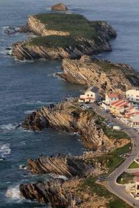 una vista aérea de una isla rocosa en el océano en Casa da Ilha do Baleal, en Baleal