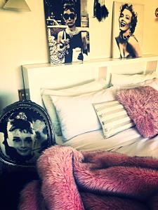 a bedroom with a bed with a pink blanket at Breakfast at Tiffanys in Queenstown