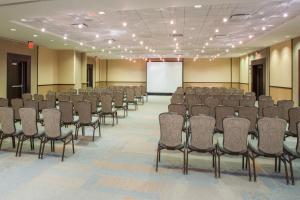 una sala de conferencias con sillas y una pantalla blanca en Crowne Plaza Hotel Glen Ellyn/Lombard, an IHG Hotel, en Glen Ellyn