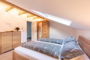 1 dormitorio con 1 cama y tragaluz en Ferienwohnung *Am Bronnwiesle*, en Deggingen