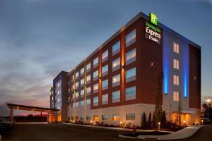 ein Hotel mit einem Schild an der Seite eines Gebäudes in der Unterkunft Holiday Inn Express & Suites - Cincinnati North - Liberty Way, an IHG Hotel in West Chester