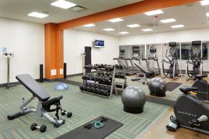 Fitness centrum a/nebo fitness zařízení v ubytování Holiday Inn Express & Suites - Cincinnati North - Liberty Way, an IHG Hotel