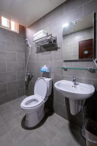 a bathroom with a toilet and a sink at 一九六民宿 in Beigan