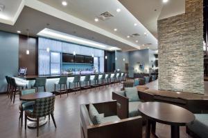 Ο χώρος του lounge ή του μπαρ στο Holiday Inn Virginia Beach - Norfolk, an IHG Hotel