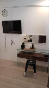 een bureau met een televisie en een stoel in een kamer bij V Resort Dasma in Dasmariñas