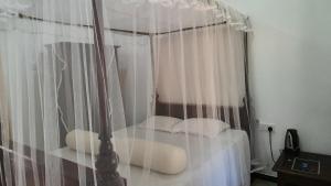 Una cama o camas en una habitación de Bandulas Beach House