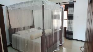 Una cama o camas en una habitación de Bandulas Beach House