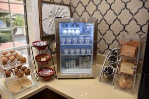 un frigorifero pieno di bevande e altri prodotti alimentari di Dynasty Suites Redlands a Redlands