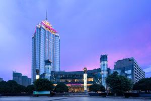 um horizonte da cidade com edifícios altos ao anoitecer em Crowne Plaza Taizhou, an IHG Hotel em Taizhou