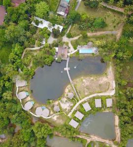 une vue de tête sur un parc avec deux étangs dans l'établissement Awana Villa Resort Yaonoi - SHA Extra Plus, à Ko Yao Noi