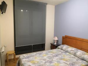 Tempat tidur dalam kamar di Apartamentos Chevere Azul