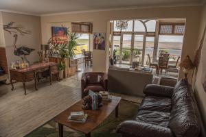 華維斯灣的住宿－拉冠爾洛瑟酒店，客厅配有沙发和桌子