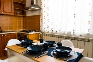 una cucina con tavolo e pentole di Glamour ultracentral apartment a Oradea