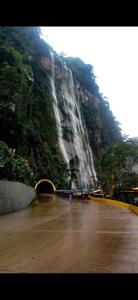 einem Wasserfall an der Seite eines Berges in der Unterkunft Hospedaje Independencia Pucallpa in Pucallpa