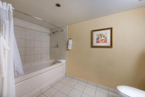 a bathroom with a bath tub and a sink at GreenTree Hotel Phoenix West in Phoenix