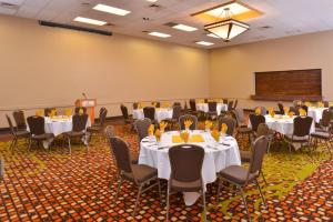 A restaurant or other place to eat at Ramada Plaza by Wyndham Sheridan Hotel & Convention Center