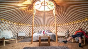 Postel nebo postele na pokoji v ubytování Yurt District + 37 fotografií