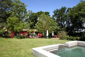 a garden with a pool of water in the grass at Poggio a Sieve in Villore