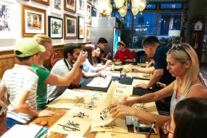 Tetamu yang menginap di SONDERIA Lazybones Hostel- Wenshu Temple Side, Chill Hostel with All-Day Brunch, Travel Agency in English & Local Bar Vibes
