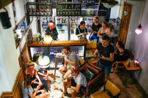 Tetamu yang menginap di SONDERIA Lazybones Hostel- Wenshu Temple Side, Chill Hostel with All-Day Brunch, Travel Agency in English & Local Bar Vibes