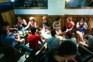 Tetamu yang menginap di SONDERIA Lazybones Hostel- Wenshu Temple Side, Chill Hostel with All-Day Brunch, Travel Agency in English & Local Bar Vibes