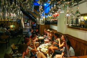 Tetamu yang menginap di SONDERIA Lazybones Hostel- Wenshu Temple Side, Chill Hostel with All-Day Brunch, Travel Agency in English & Local Bar Vibes