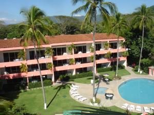 een luchtzicht op het resort met een zwembad en palmbomen bij Coral Ixtapa in Ixtapa