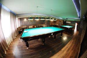 Biliardový stôl v ubytovaní Hotel Intourist
